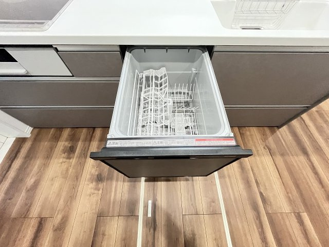 【キッチン】 | 福岡市南区柏原3丁目　1号棟（全1棟）【仲介手数料無料・0円】 | 現地写真。食洗器が付いてます。