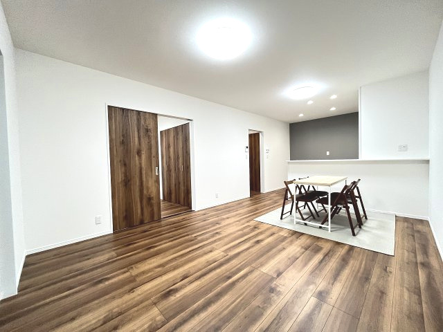 【居間・リビング】 | 福岡市南区柏原3丁目　1号棟（全1棟）【仲介手数料無料・0円】 | 現地写真。リビングです。