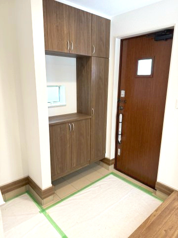 ハートフルタウン前橋市城東町2期　1号棟の玄関|収納もある玄関です。玄関もタイル敷でお掃除も楽々です。