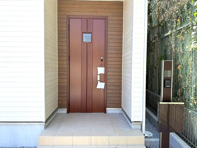 ハートフルタウン前橋市城東町2期　1号棟の玄関|シンプルな造りの玄関です。
モニター付きインターホンも標準装備！