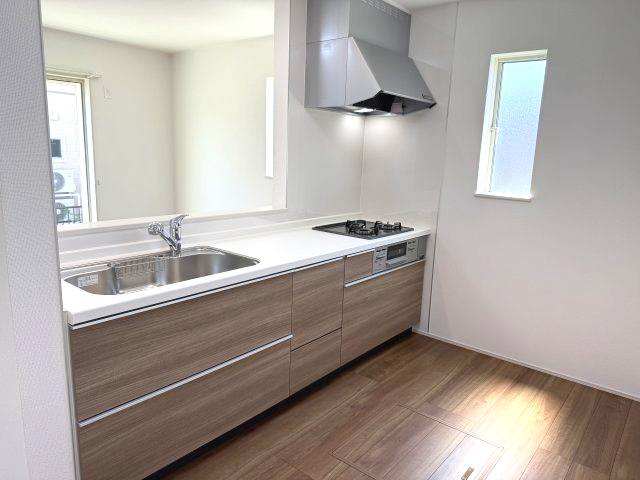 ハートフルタウン前橋市城東町2期　1号棟のキッチン|人気のカウンターキッチン採用です☆
コンロも３口ご用意しています！調理スペースも広くストレスなくお料理できます。
浄水器つきなので美味しいお水も飲めますよ♪