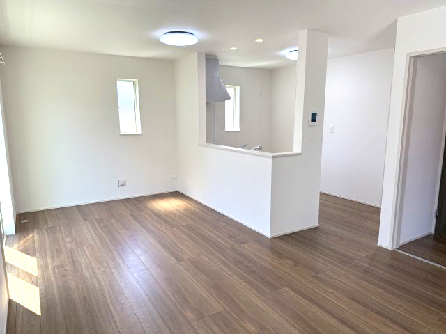 ハートフルタウン前橋市城東町2期　1号棟の居間・リビング|ゆったり過ごせる16帖のリビングです♪人気の対面式キッチンを配した空間はお好みの家具も合わせやすく、家族がくつろぐ快適な空間造りをサポート。窓からは明るい陽光が差し込みます。