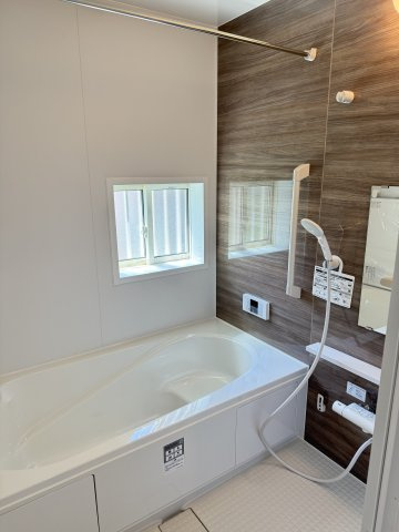 ハートフルタウン前橋市城東町2期　1号棟の浴室|１坪タイプのフルオートバスです！
足を延ばして入れる広さなので一日の疲れも癒されますよ♪
室内物干しや浴室乾燥機もあるのでお天気の悪い日にはランドリースペースとしてもご利用できます！