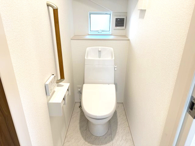 ハートフルタウン前橋市城東町2期　1号棟のトイレ|1階トイレです。清潔感のある白を基調としています。
温水洗浄・便座暖房機能の付いた快適なトイレです☆