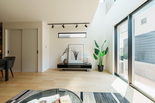 甲子園口一丁目　高性能住宅のその他|吹抜けからは心地よい光が差し込みます☆広々としたリビングで家族と映画をみたりゲームをしたり充実した時