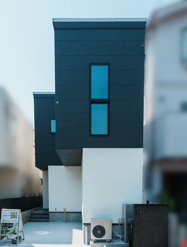 甲子園口一丁目　高性能住宅の外観|グレーと白が映える高性能住宅にふさわしいスタイリッシュな外観です。