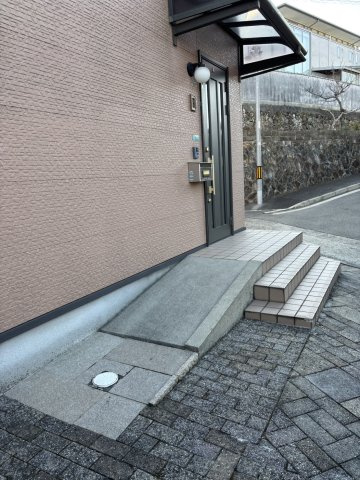 西宮市名塩二丁目　中古戸建の玄関|スロープがあります
