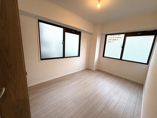 サニークレスト宝塚の洋室|個人の部屋や寝室として使える洋室です