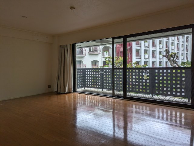 ラフィーヌ芦屋の居間・リビング|こちらの居間で趣味の時間をお楽しみください