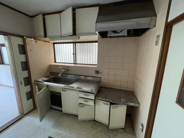 神戸市灘区篠原台　戸建のキッチン|コンパクトなキッチンで掃除もラクラク