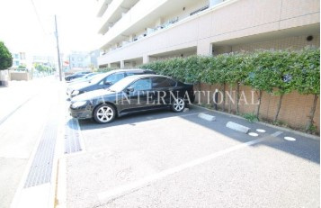 アウラ１０（Ｅ－０５８）の駐車場