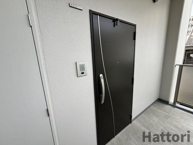 Alivis北梅田の玄関