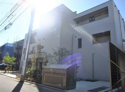 【外観】 | THE MEDEL | 鉄骨造のがっしりした建物。