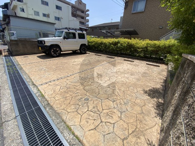 フローラルハイツの駐車場