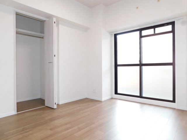 スペリア名南コンフォートの洋室|◇洋室◇　　明るい洋室５．６帖　全居室収納完備！　北側のバルコニー利用可♪（２０２４年１０月リフォーム済）