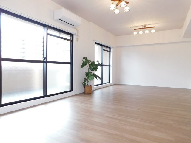 スペリア名南コンフォートの居間・リビング|◇リビング◇　南面で明るいリビング２１．４帖　インテリアが楽しめる快適空間♪　（２０２４年１０月リフォーム済）