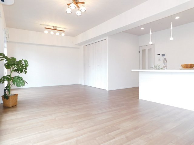 スペリア名南コンフォートの居間・リビング|◇リビング◇　南面で明るいリビング２１．４帖　家族がゆったりくつろげる空間♪　（２０２４年１０月リフォーム済）