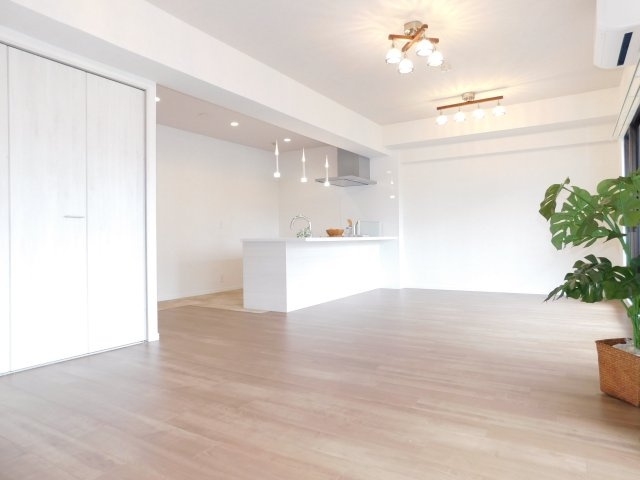 スペリア名南コンフォートの居間・リビング|◇リビング◇　南面で明るいリビング２１．４帖　心地よい広々とした開放的なリビング♪　（２０２４年１０月リフォーム済）