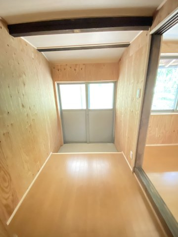 ブレスドハウス恋路のその他|開き戸の勝手口です。