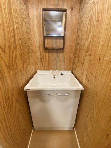 ブレストハウス恋路の洗面所|洗面台も新品です。お湯出ます。