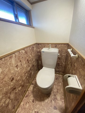 ブレストハウス恋路のトイレ|窓付きです