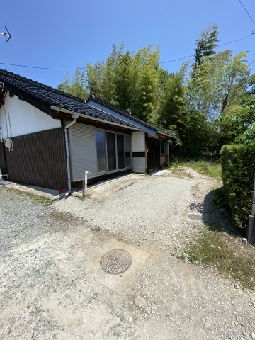 ブレストハウス恋路の庭|玄関側に車１台停められます。