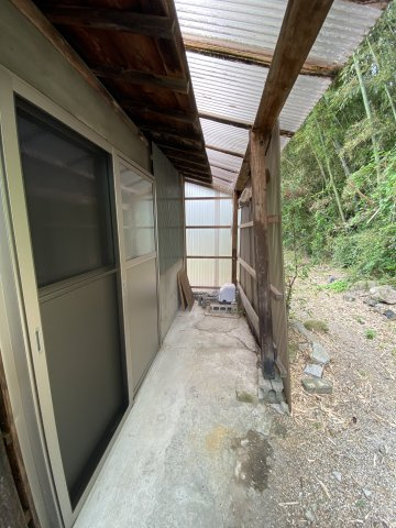 ブレストハウス恋路の庭|勝手口