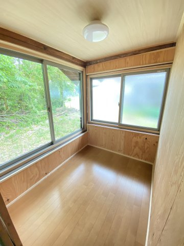 ブレストハウス恋路の居間・リビング|2面窓付きフリースペースです。