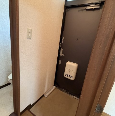 ハイツ栄の玄関|収納もある玄関です