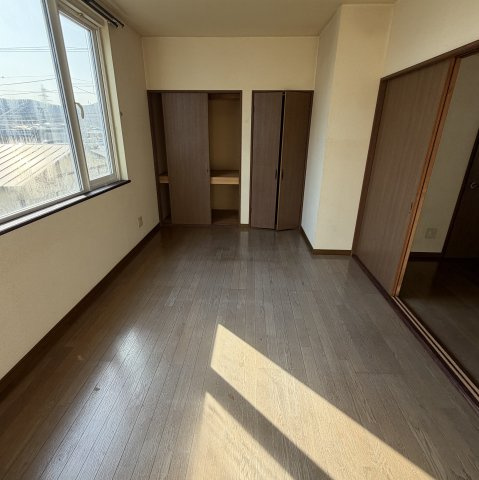 ハイツ栄の洋室|落ち着いた色調の洋室です