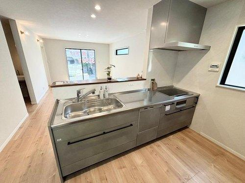 伊敷2丁目　モデルハウス分譲のキッチン|リビングを見渡せる対面式システムキッチンです。