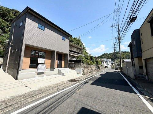 伊敷2丁目　モデルハウス分譲の前面道路含む現地写真|前面道路は鹿児島市道です。道路との段差がなくスムーズに駐車できます。