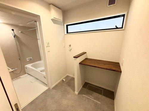 伊敷2丁目　モデルハウス分譲の洗面所|温かみのある脱衣所です。洗面台が独立しているので、脱衣スペースとして広くお使い頂けます。