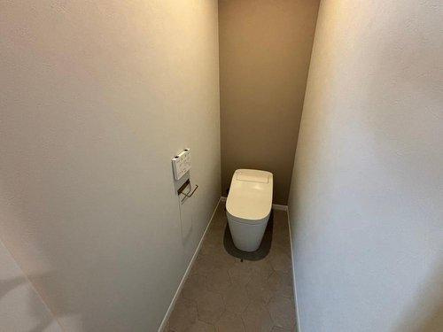 伊敷2丁目　モデルハウス分譲のトイレ|1階の温水洗浄便座トイレです。寒い冬でも便座が暖かいのでヒヤリとしません。