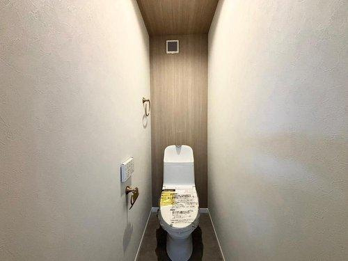 伊敷2丁目　モデルハウス分譲のトイレ|2階にも温水洗浄便座トイレを設置。1階に降りなくても良いのが助かりますね。