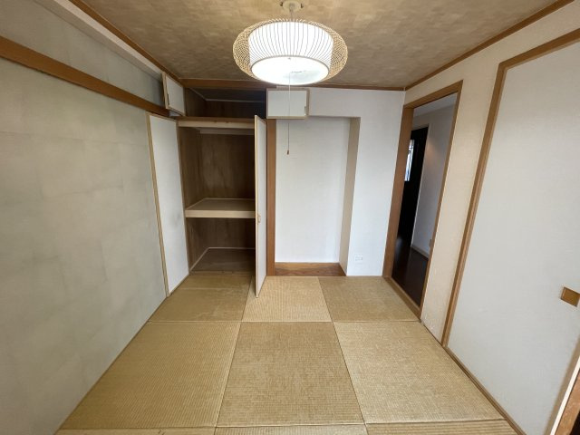 グランシェル新舞子　マンションの和室|LDK16帖に隣接和室4.5帖♪
開放して利用可能♪