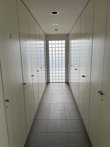 【商談中】グランシェル新舞子　マンションの設備|玄関エントランス横に設置された個人用トランクルームも使用可能です。
