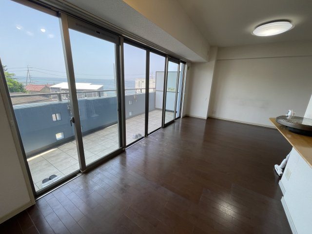 グランシェル新舞子　マンションの居間・リビング|リビングからリゾート感を感じられる空間のLDK16帖