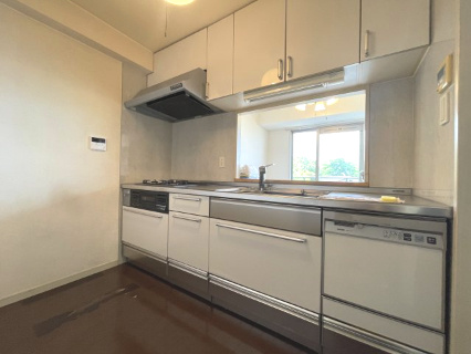 グランシェル新舞子　マンションのキッチン|対面キッチンで外を見ながらお料理が作れます。