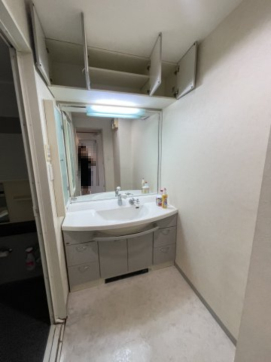 グランシェル新舞子　マンションの独立洗面台|明るい色合いの洗面、洗面関係の収納もたっぷり収まるスペース♪