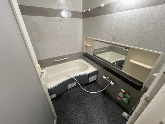 【商談中】グランシェル新舞子　マンションの浴室|浴室の壁にあるお洒落な花柄が、
一日の疲れを癒してくれる空間に♪