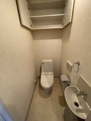 【商談中】グランシェル新舞子　マンションのトイレ|落ち着いた色調の、手洗い付きトイレスペース！！