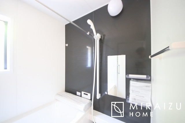 【浴室】 | お子さんとわいわいと楽しいバスタイムもよし、一人でゆったりと入るのもよし、浴室換気乾燥機付きのユニットバス。お洗濯物を干せるだけでなく、カビ防止にもなります。