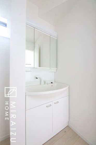 【独立洗面台】 | 洗濯機置き場、脱衣スペースもしっかりと確保されている洗面室。
水回りが集結した間取りなので、お料理やお洗濯物、お掃除の同時進行も可能です。