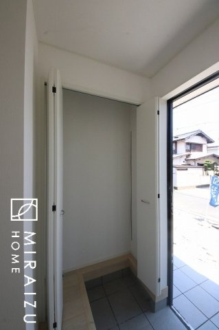 【玄関】 | 永く住むからこそシンプルで飽きのこないデザインに。ただいま、おかえりの温かな声が聞こえる玄関。