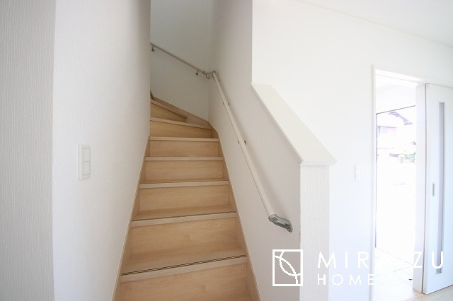 【内装】 | 安全性に配慮した手すり、清潔感や明るい陽光を取り入れてくれる窓がある階段。LED照明付きでお財布にもやさしいつくり。