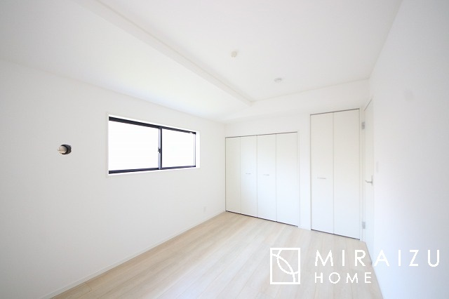 【寝室】 | 日当たりの良いお家は嬉しいですよね。それぞれ価値観が分かれる箇所です、実際に内覧して日当たりの心地よさをご体感下さいね♪