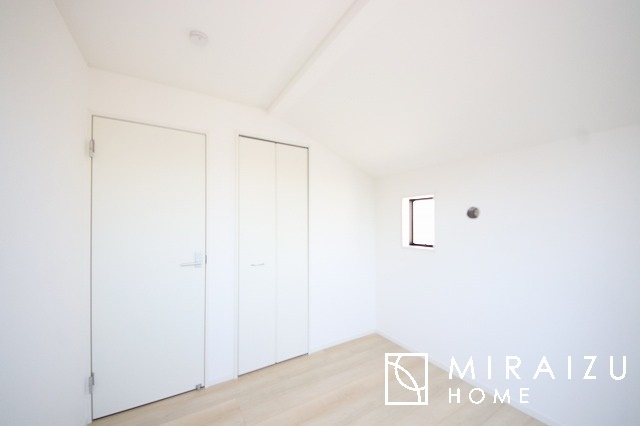 【寝室】 | 日当たりの良いお家は嬉しいですよね。それぞれ価値観が分かれる箇所です、実際に内覧して日当たりの心地よさをご体感下さいね♪