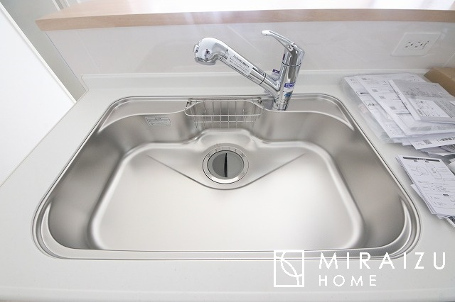 【キッチン】 | 暮らしやすさを考えたプランで快適な現地ロケーションを実現。安らぎに満たされる、ゆとりのある日々を過ごせます♪