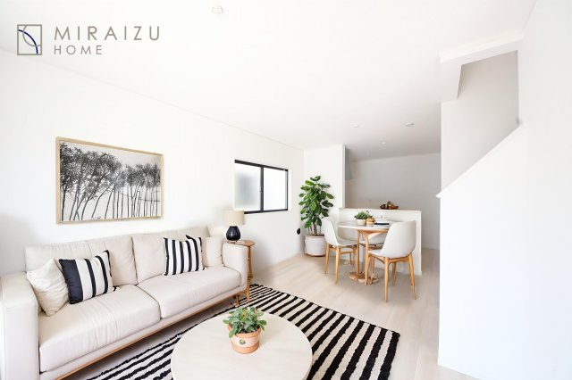 【居間・リビング】 | お子さんが宿題をしたり、ちょっとした作業もできる、家族みんながそれぞれの時間を過ごせるリビングです。